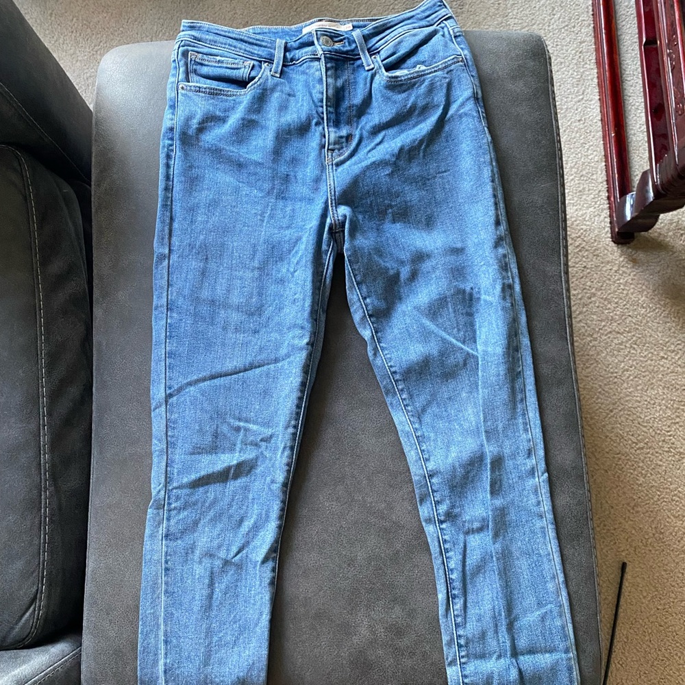 721 Levi High Rise Skinny Denim Jean. Blue Wash. Size 28.